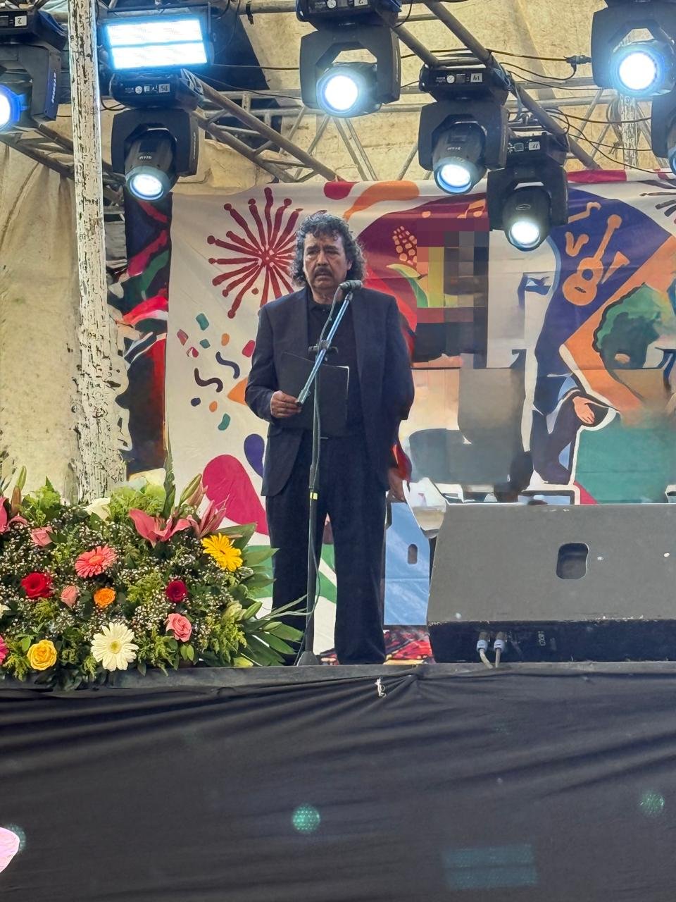 Actuación con flores al frente