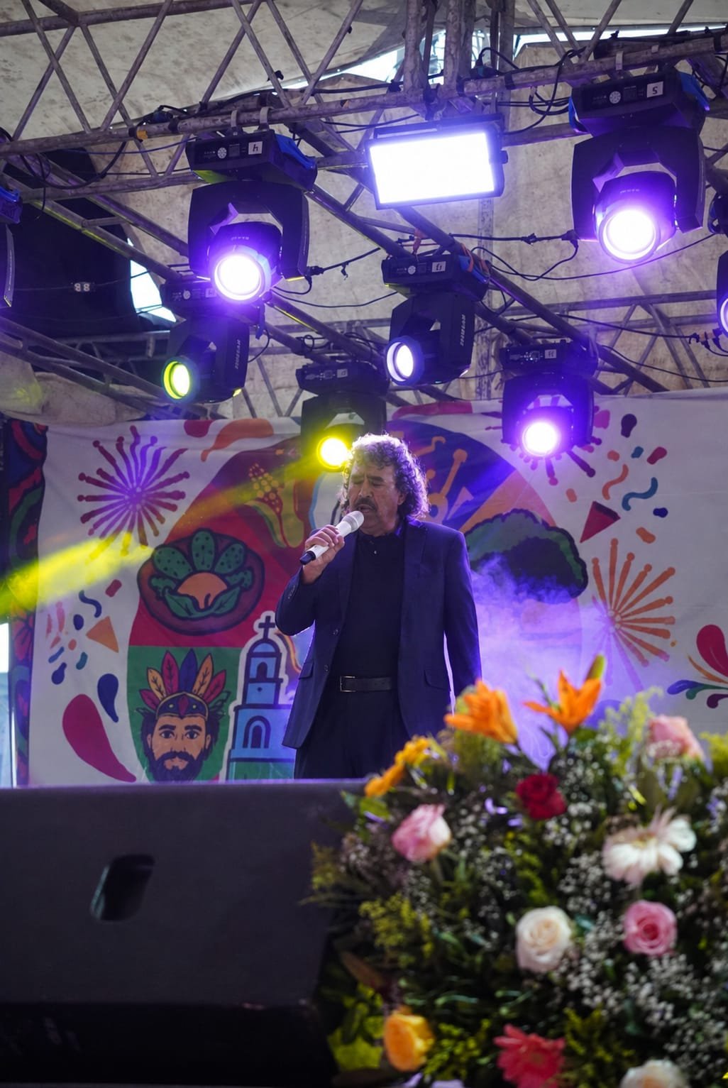 En escenario con luces de colores